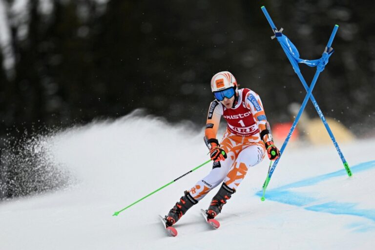 Shiffrin récolte le globe alors que Vlhova remporte le dernier slalom de la saison