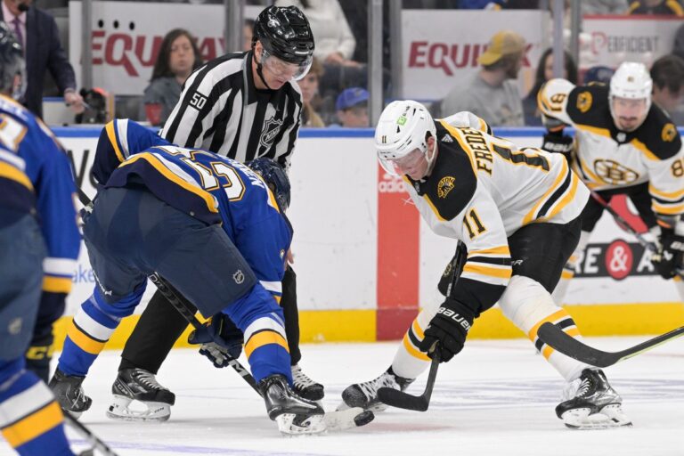 Tour d’horizon de la LNH: les Bruins dominent les Blues et atteignent la marque historique de 60 victoires