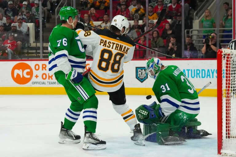 Tour d’horizon de la LNH: les Bruins éliminent les Hurricanes pour une 7e victoire consécutive