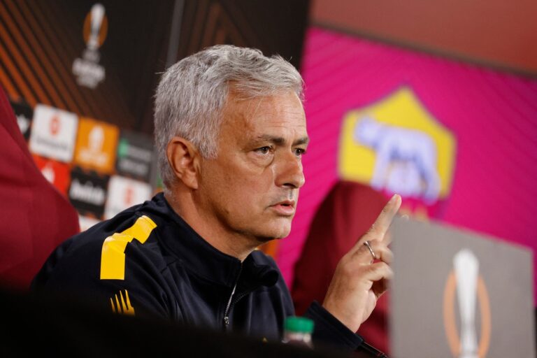 Le patron de la Roma, Jose Mourinho, rejette les discussions avec le PSG avant la demi-finale de la Ligue Europa