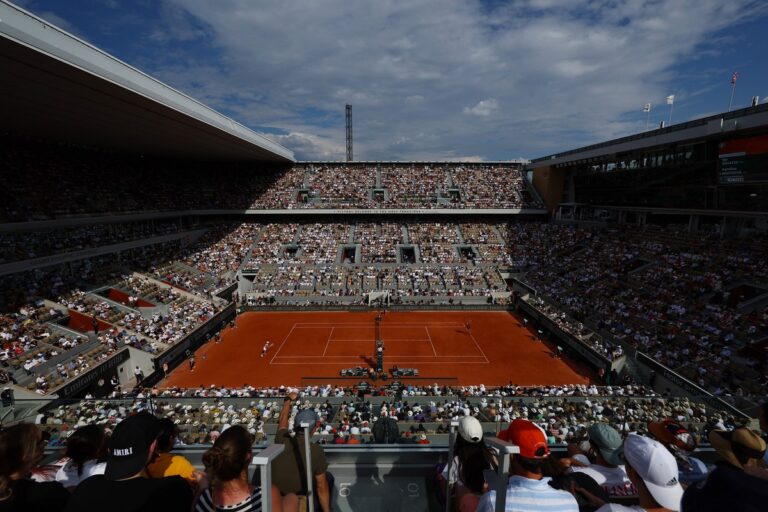 Veuillez vous asseoir : les tribunes vides à Roland-Garros déçoivent à nouveau