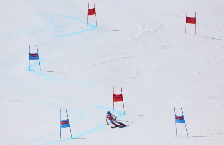 Quelques semaines avant la Coupe du monde de ski, 1 500 passionnés de ski se mettent « à nu » pour écrire l’histoire et réaliser l’impensable
