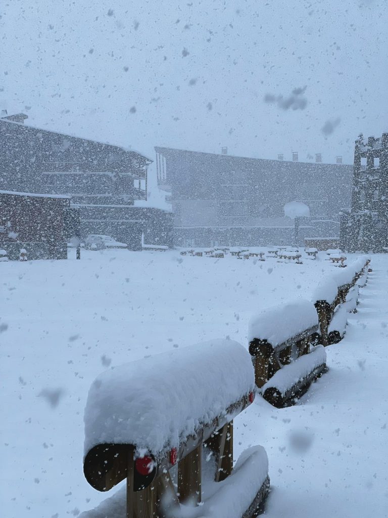 La neige continue de tomber dans les Alpes