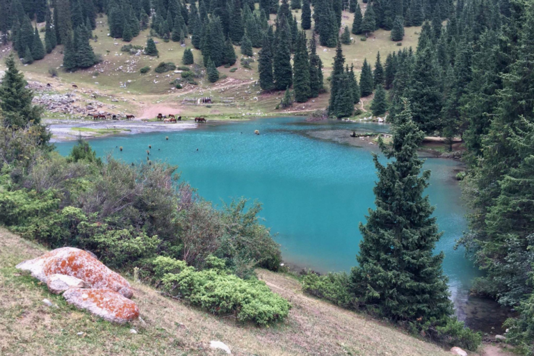 Zoom sur le mystérieux lac qui se vide au Kirghizistan