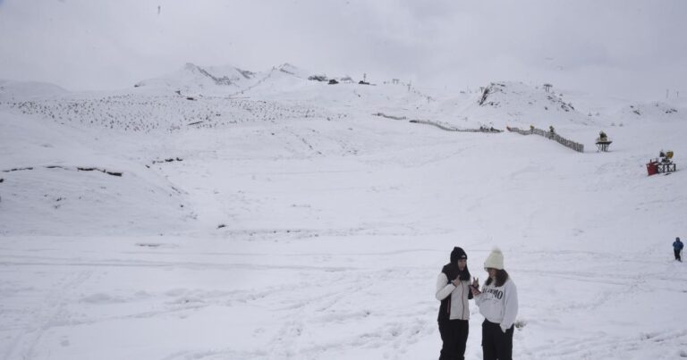 La tempête Karlotta change l’image des Pyrénées pour réactiver la saison de ski