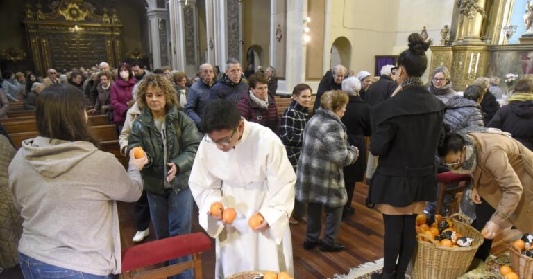Petite fête de Huesca pleine dans la cathédrale, distribution d’oranges et évasion aux ventes