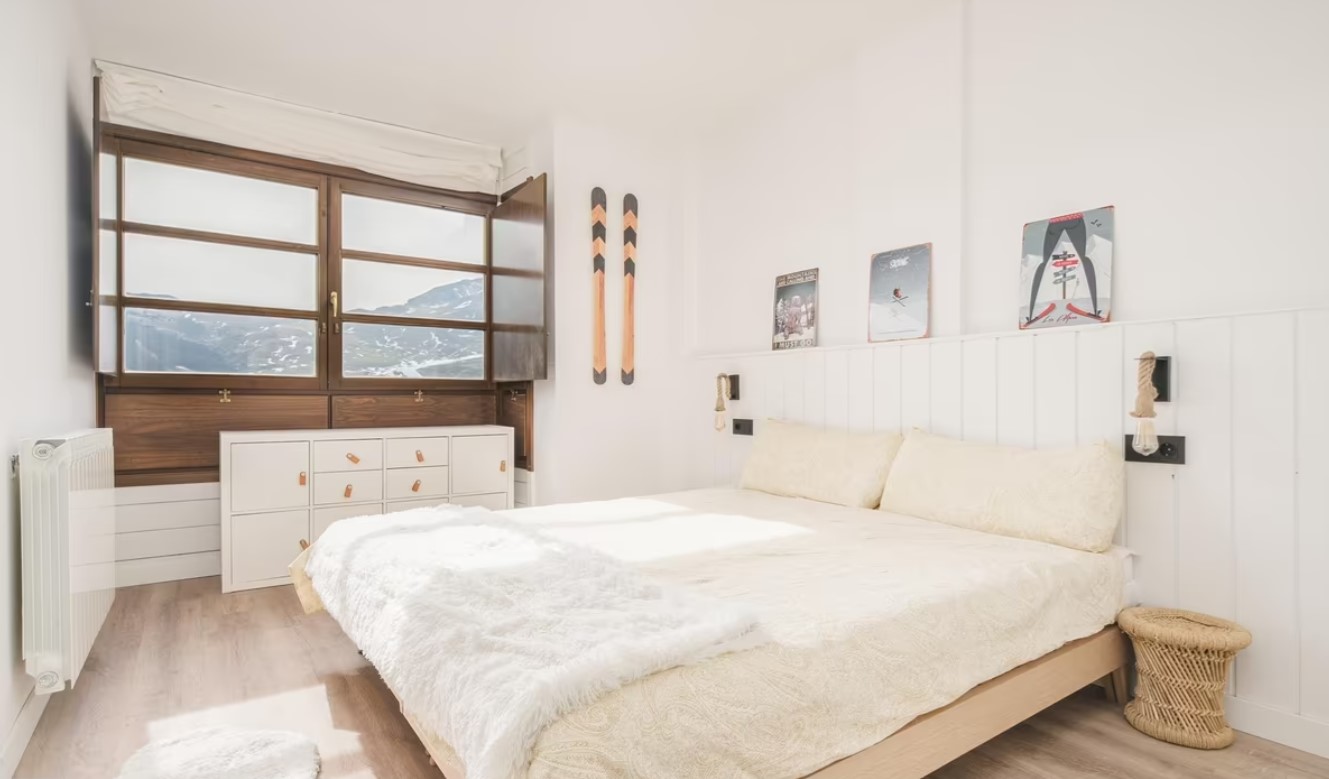 L'intérieur de l'appartement rénové et à vendre à Sallent de Gállego pour 240 000 euros.