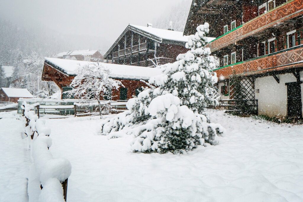 Chutes de neige fraîches en avril dans les Alpes et offres finales du 23 au 24
