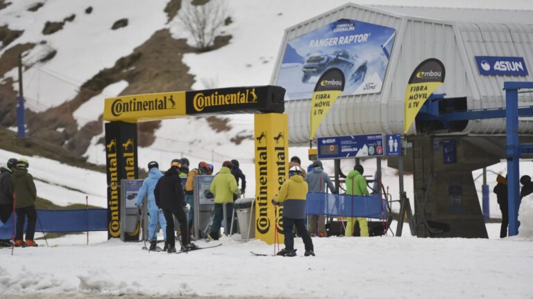 Dernières descentes pour dire au revoir à la campagne de ski dans les Pyrénées, avec encore de la neige en vue