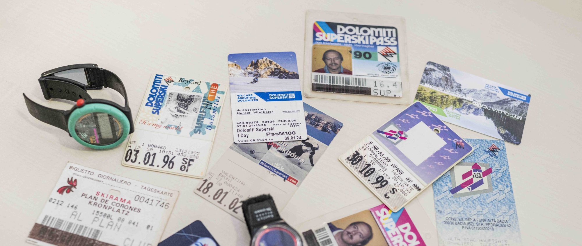 Sticker for Sale avec l'œuvre « Autocollant de style vintage Dolomiti Superski Italie » de l'artiste zsonn