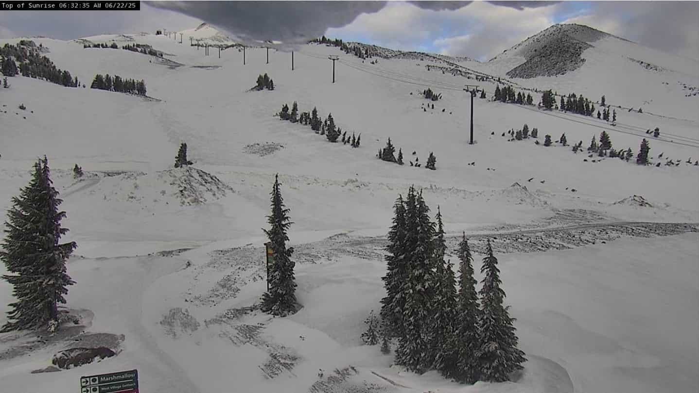 Neige d'été rare pour le mont Bachelor. | Photo: Capture d'écran du Mount Bachelor Webcam