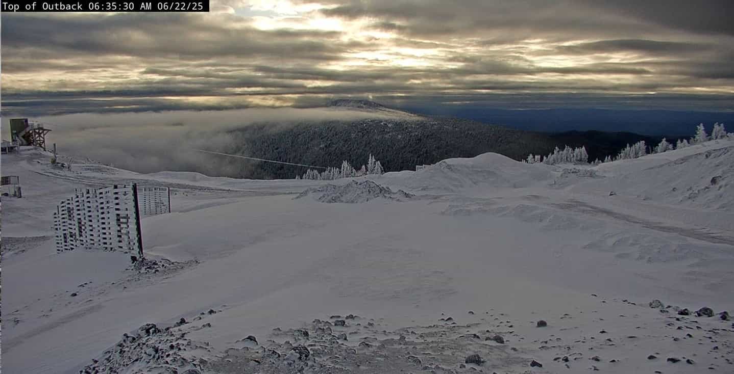 Neige d'été rare pour le mont Bachelor. | Photo: Capture d'écran du Mount Bachelor Webcam