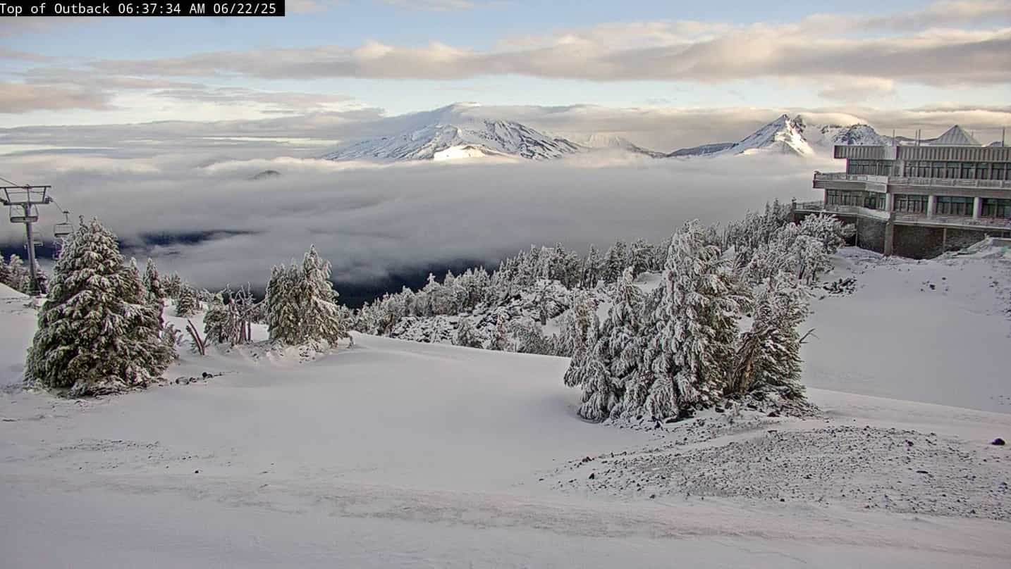 Neige d'été rare pour le mont Bachelor. | Photo: Capture d'écran du Mount Bachelor Webcam