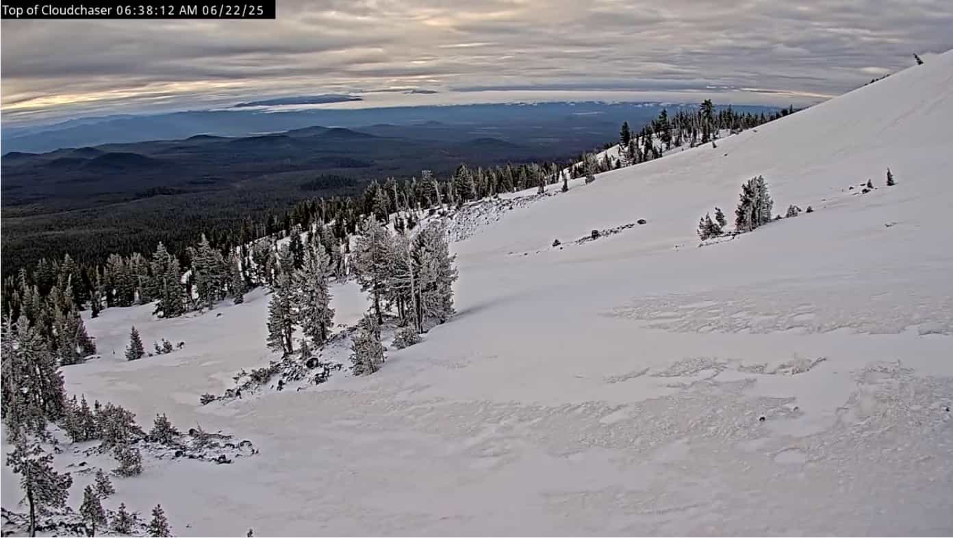 Neige d'été rare pour le mont Bachelor. | Photo: Capture d'écran du Mount Bachelor Webcam