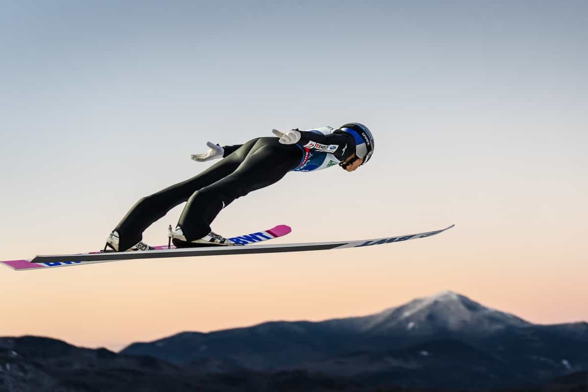 Complexe de saut olympique, bobsled, événement squelette, saut de ski de la Coupe du monde, coucher de soleil, groupes, foule, OJC, athlètes, lumières