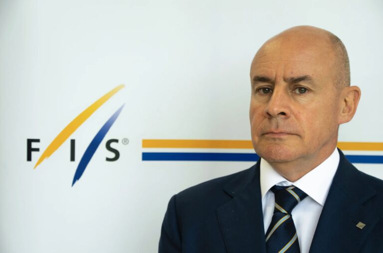 Changer de pays pour rester au pouvoir : la candidature controversée du FIS de Johan Eliasch