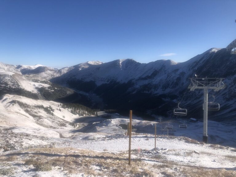 Early Snow Dusts Basin Arapahoe, CO, signalant que l'hiver est en route