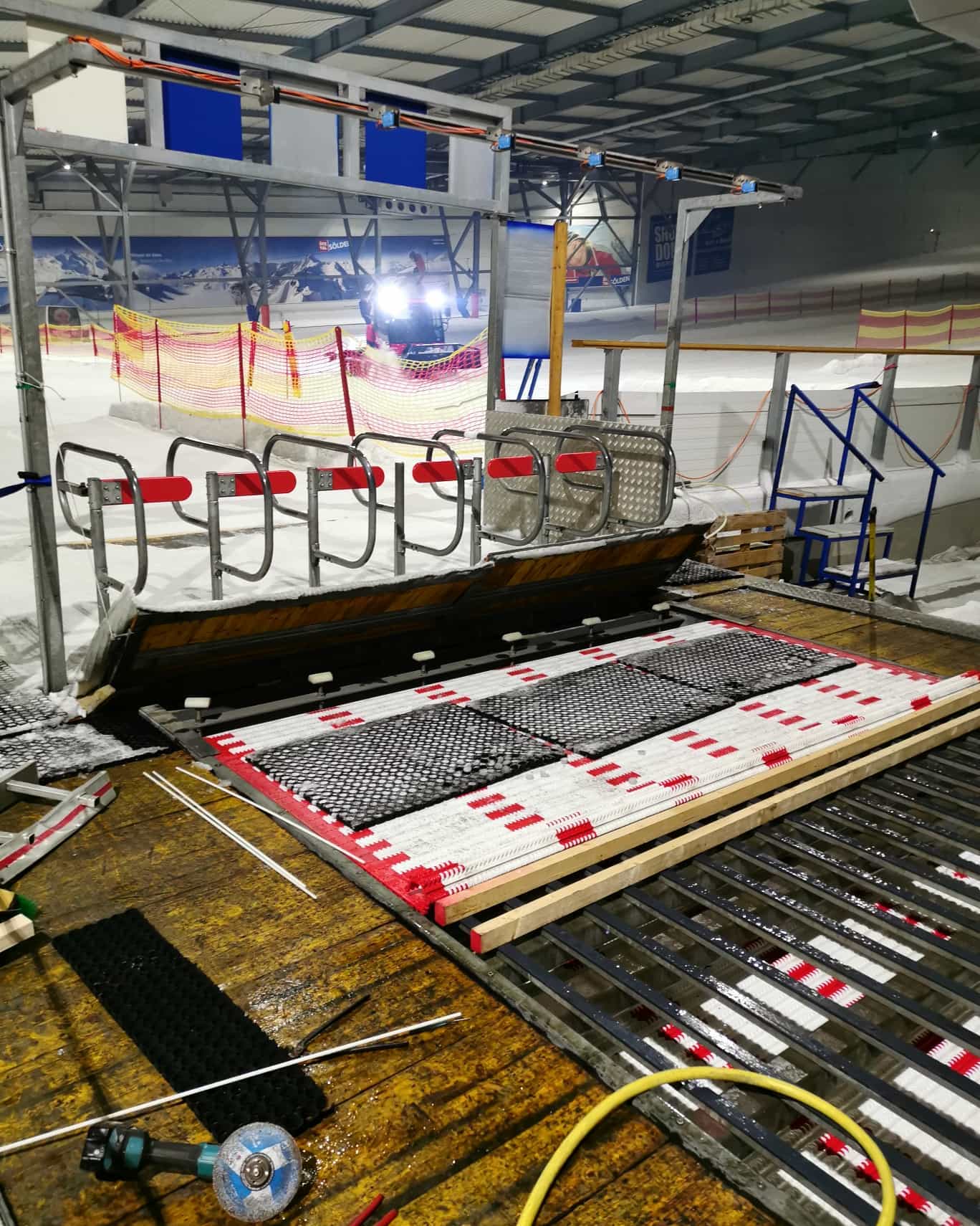 Le seul télésiège à six places détachables au monde dans un centre de ski intérieur. | Photo: Snowworld Bispingen, Allemagne. | Photo: Snowworld Bispingen Facebook