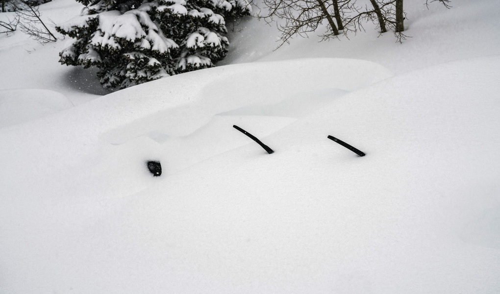 La plupart des gens ont mis les essuie-glaces pour le pare-brise afin qu'ils ne gèlent pas sur les Gals pendant une tempête, mais après une grave tempête hivernale, a laissé tomber les pieds de neige en moins de 12 heures à Alta, en Utah, les gens les utiliseront pour localiser leurs véhicules.