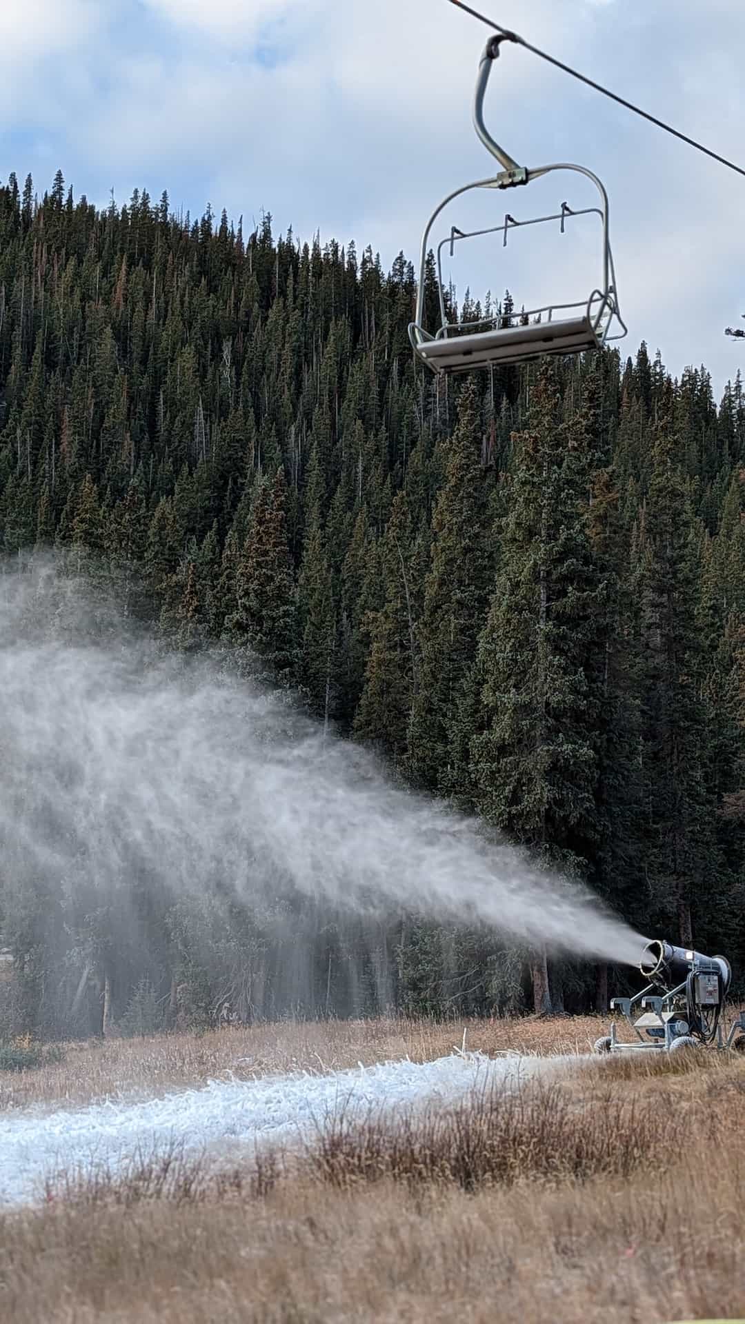 Loveland a commencé à enneiger hier soir, cinq jours plus tôt que l'année dernière