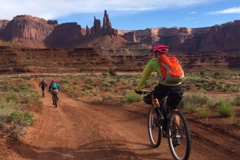 BLM donne un clin d'œil aux bikers E à Moab, UT, ouvrant 200 miles de singletrack en 2026
