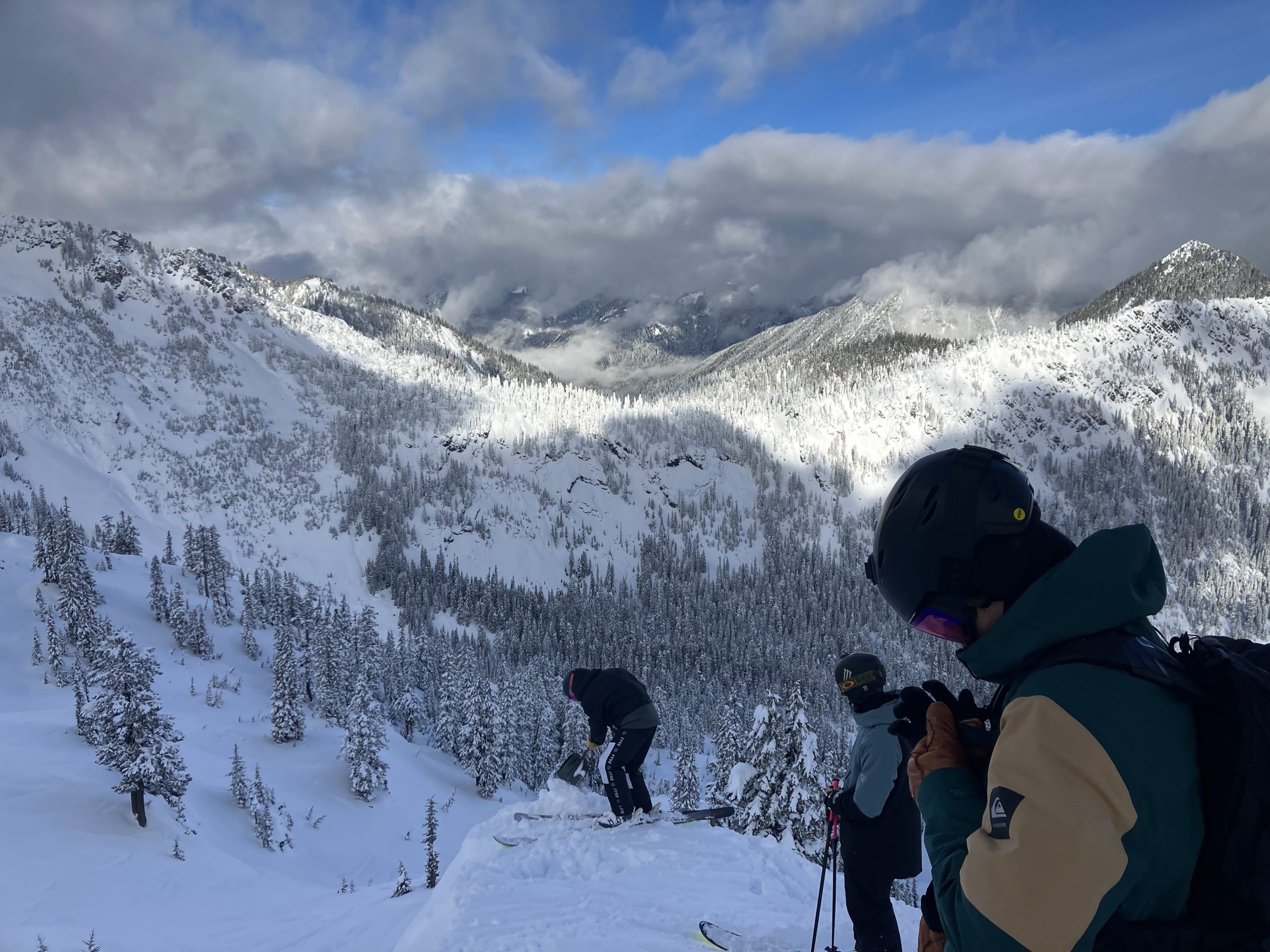 Vallée enneigée avec un couple d'amis au sommet d'un dénivelé.