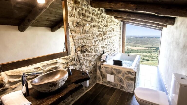 Elle dispose d&rsquo;une baignoire en pierre avec vue sur la montagne