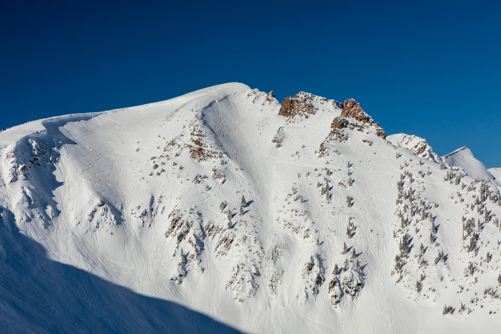 Le Freeride World Tour présente la face Ozone au Kicking Horse Mountain Resort.