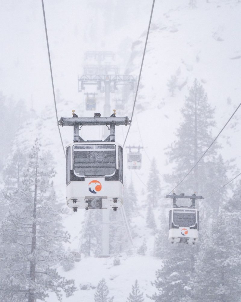 Télécabine base à base au Palisades Tahoe Resort sous des averses de neige