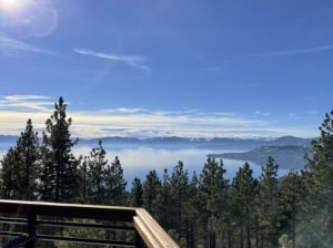 Le Snowflake Lodge est accessible via une chaise avec vue sur le lac.