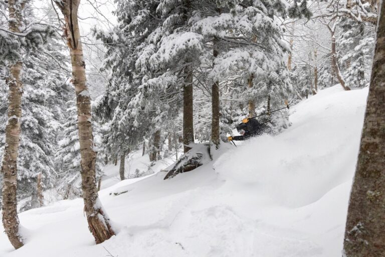 La côte Est enregistre de grosses chutes de neige en début de saison alors que Jay Peak, VT, exhorte les alpinistes à faire preuve de prudence : « Nous ne voulons pas suspendre l&rsquo;accès en montée, mais nous le ferons »