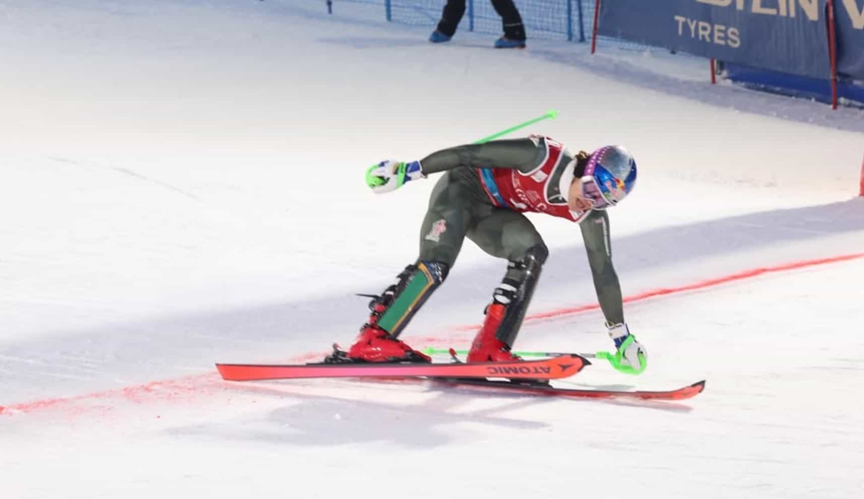 Lucas Braathen franchissant la ligne d'arrivée.