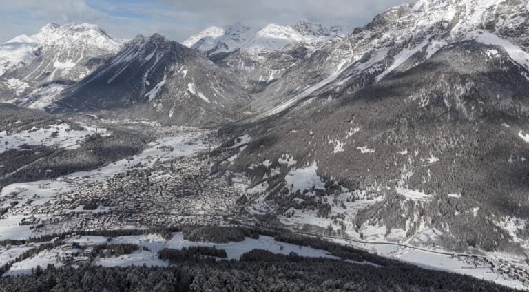 Bormio accueille le relais de la flamme olympique de Milan Cortina 2026