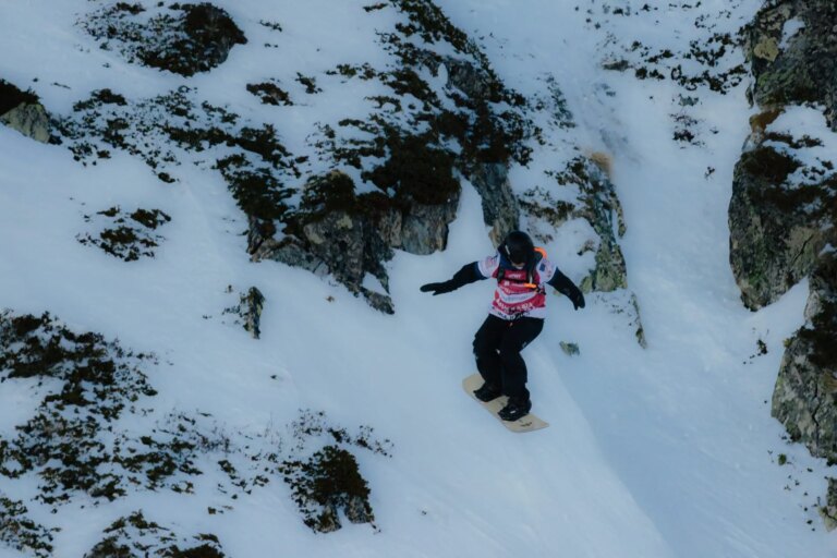 Mia Jones, 19 ans, remporte l&rsquo;ouverture du Freeride World Tour lors de ses débuts déterminants dans sa carrière