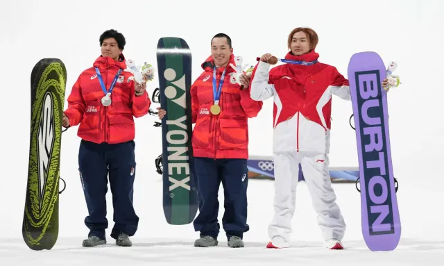 Le podium du big air de snowboard masculin mettait en vedette le Japonais Ryoma Kimata (à gauche), le Japonais Kira Kimura (au milieu) et le Chinois Su Yiming (à droite). | Crédit : Global Times
