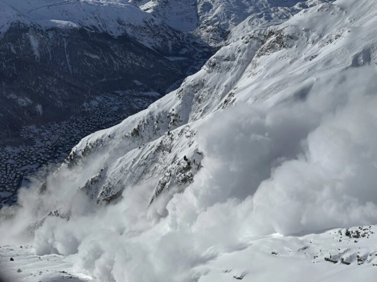 La Suisse déclare le niveau d&rsquo;alerte d&rsquo;avalanche le plus élevé dans certaines parties du Wallis/Valais après de fortes chutes de neige