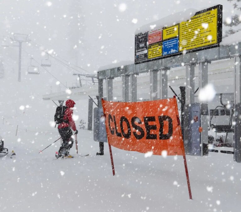 Blizzard claque Palisades Tahoe, Californie, avec plus de 30 pouces en 12 heures, forçant la fermeture à midi