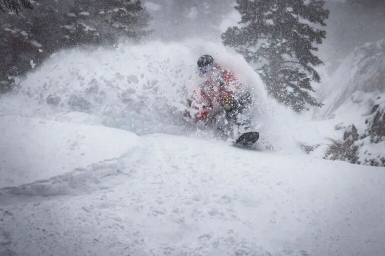 Alors que les grosses chutes de neige reviennent vers l&rsquo;ouest, ce sont les stations Ikon Pass les plus profondes cette semaine