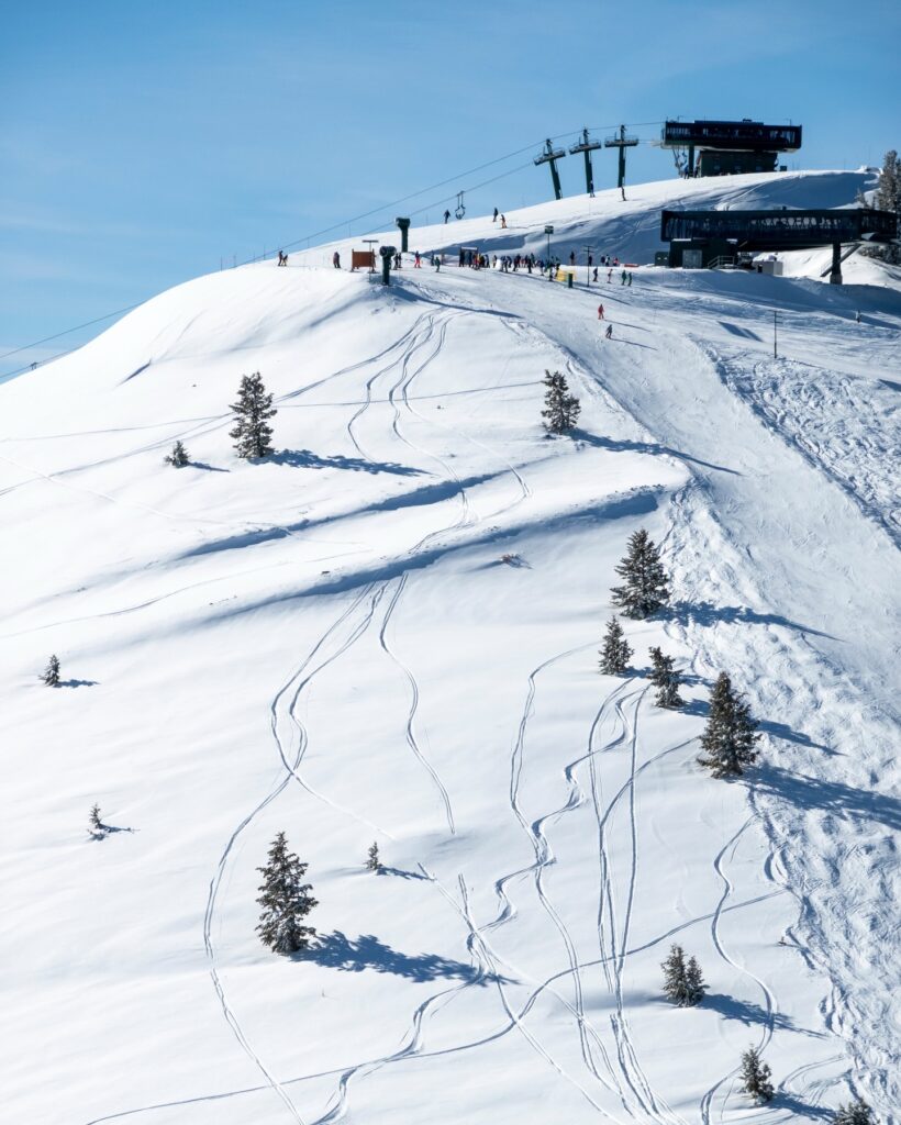 Utah Resort ouvre une quantité record de terrain lors d'énormes chutes de neige poudreuse