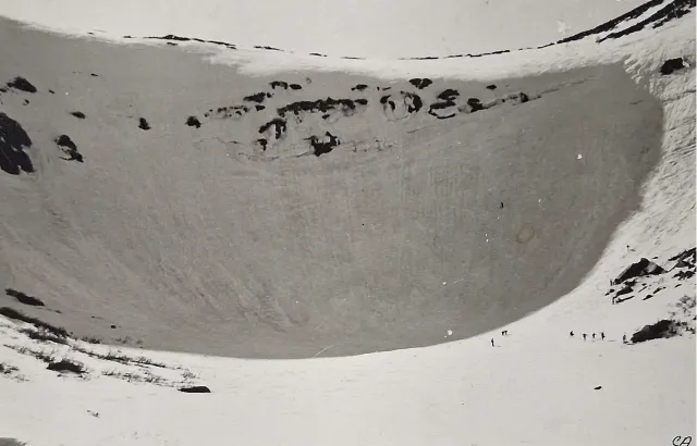 Tuckerman's Ravine, NH, est photographié en juin, montrant un excédent de neige pour cette fin d'hiver après que le mont Washington ait reçu plus de 500 pouces.