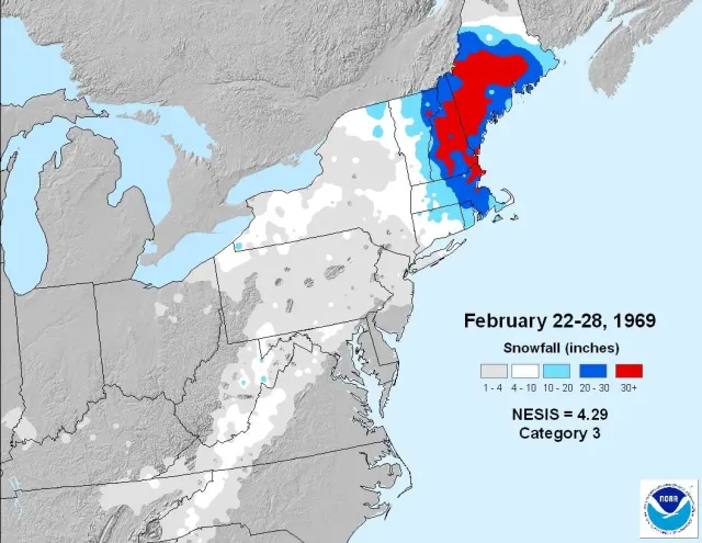 Une carte montre la répartition des chutes de neige totales suite à la tempête de 100 heures.