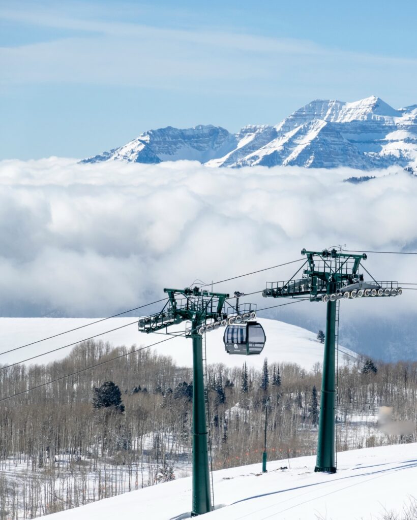 Utah Resort ouvre une quantité record de terrain lors d'énormes chutes de neige poudreuse