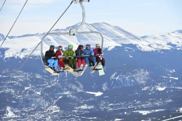 Vail Resorts rapporte que les télésièges à six places de ses domaines skiables fonctionnent bien pour réduire la fréquentation. L'entreprise installera cet été trois autres ascenseurs de six places dans le Colorado, un à Vail, un à Breckenridge et un à Keystone. ordinateur ; Lexi Christensen