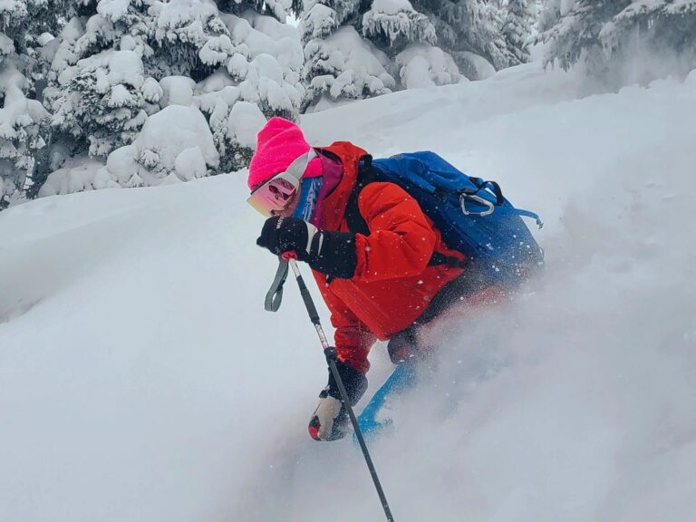 (PHOTOS) Revelstoke, en Colombie-Britannique, livre de la poudre constante à la fin du mois de février alors que le cycle des tempêtes se poursuit jusqu&rsquo;en mars