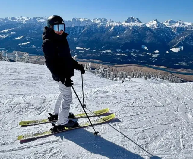 Skieur au sommet de la chaise Stoke 