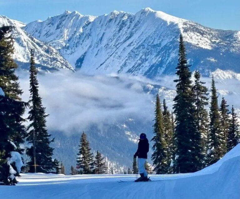 Rapport de voyage à Revelstoke, en Colombie-Britannique : skier pour se délecter et profiter d&rsquo;un après-midi heureux
