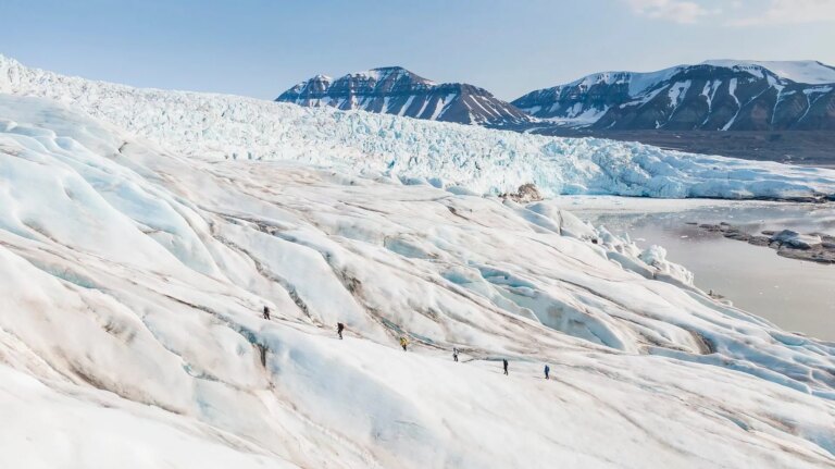Une avalanche emporte 13 skieurs près de Trollfjord dans le nord de la Norvège, faisant 1 blessé
