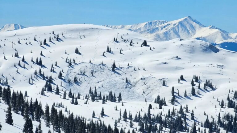 Un skieur tué dans une avalanche près de Vail Pass, Colorado, marquant le premier décès par avalanche dans l&rsquo;État de la saison 2025-2026