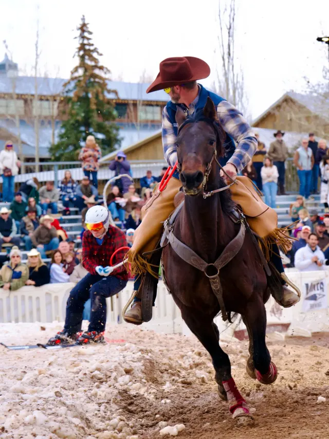 Traversez les portes et collectez les anneaux, tandis que l'équipe parcourt le parcours à toute vitesse à Kamas, dans l'Utah. Crédit photo : PRO Skijor