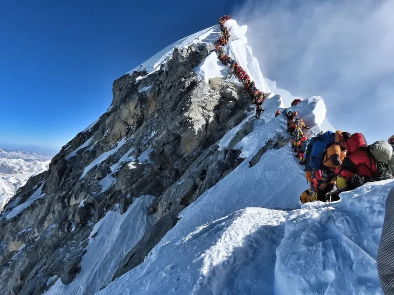 La saison d&rsquo;escalade du mont Everest 2026 est maintenant en cours alors que les « médecins des chutes de glace » établissent des itinéraires à travers la cascade de glace du Khumbu.